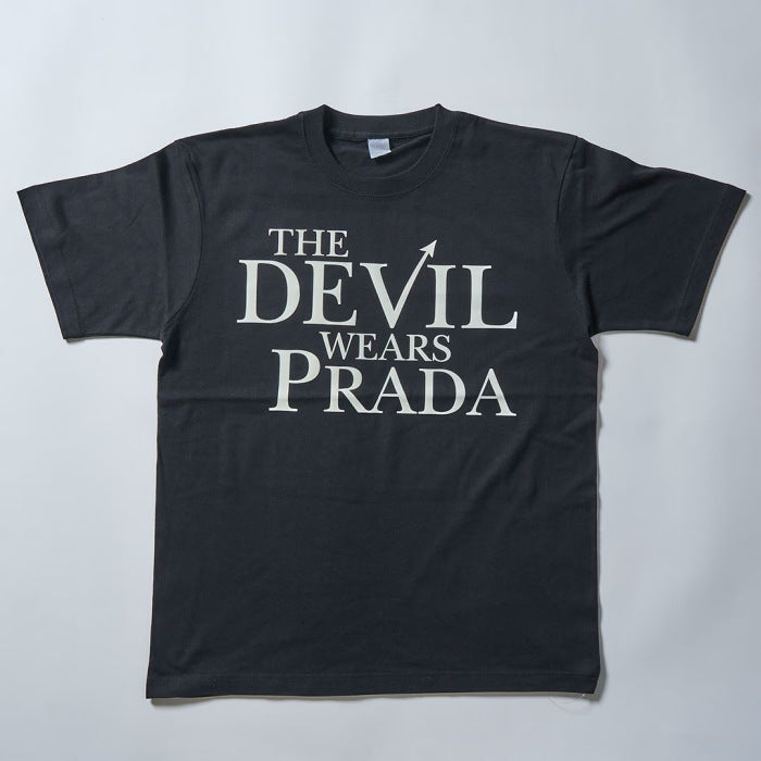ジャクソンマティス コラボ Tシャツ JACKSON MATISSE プラダを着た悪魔 ロゴ T シャツ LOGO Tee ホワイト/ブラック/レッド 3色展開 2026秋冬新作