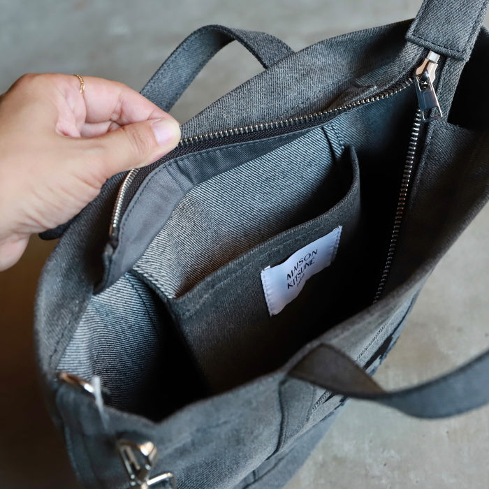 メゾンキツネ バッグ MAISON KITSUNE プロフィール フォックス スモール トー ト PROFILE FOX SMALL TOTE BAG ウォッシュブラック Washed black 2026秋冬新作【mrubt13wd4032】