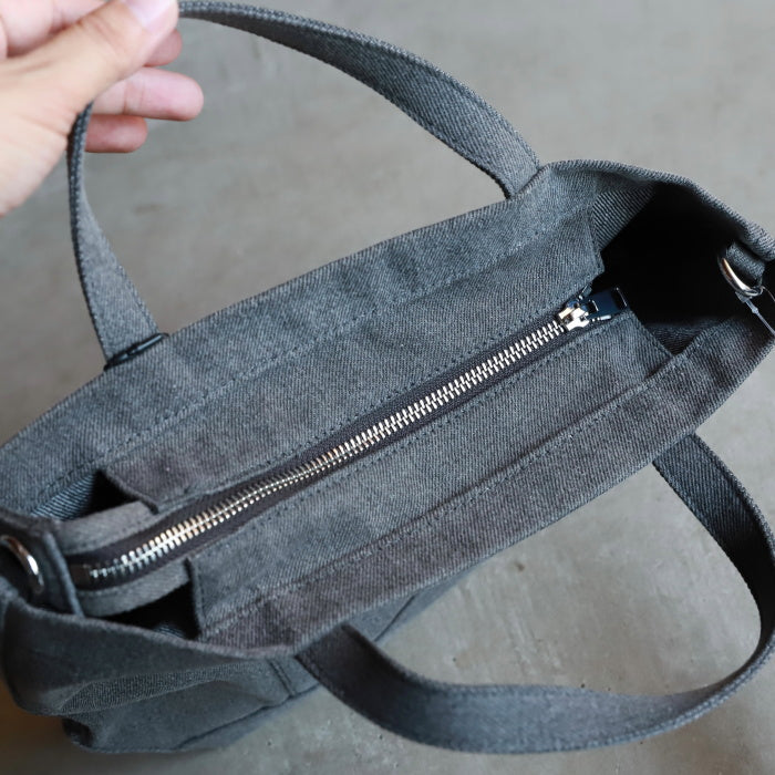 メゾンキツネ バッグ MAISON KITSUNE プロフィール フォックス スモール トー ト PROFILE FOX SMALL TOTE BAG ウォッシュブラック Washed black 2026秋冬新作【mrubt13wd4032】