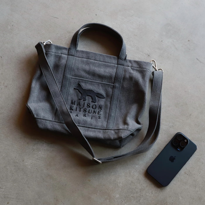 メゾンキツネ バッグ MAISON KITSUNE プロフィール フォックス スモール トー ト PROFILE FOX SMALL TOTE BAG ウォッシュブラック Washed black 2026秋冬新作【mrubt13wd4032】