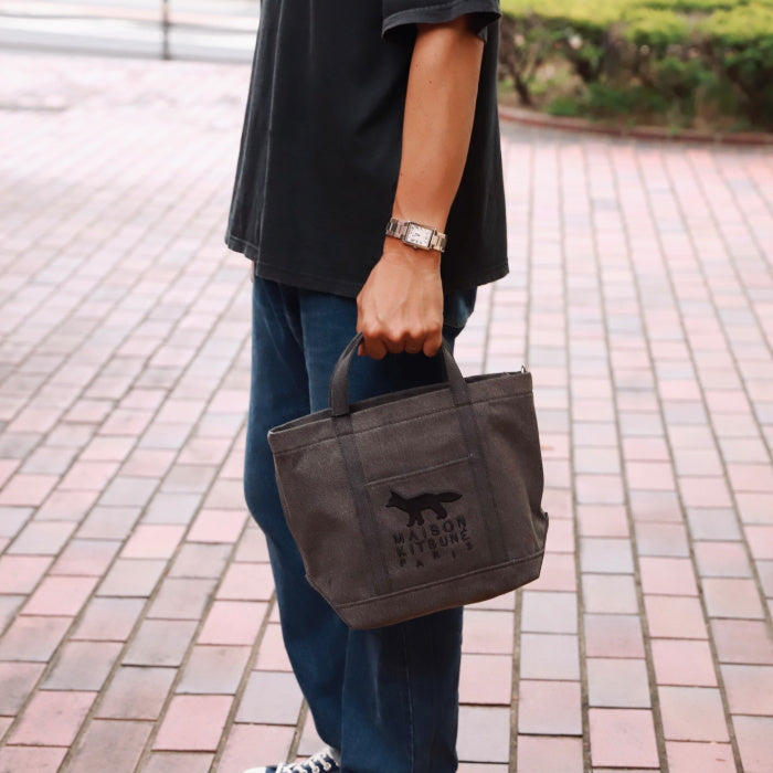 メゾンキツネ バッグ MAISON KITSUNE プロフィール フォックス スモール トー ト PROFILE FOX SMALL TOTE BAG ウォッシュブラック Washed black 2026秋冬新作【mrubt13wd4032】