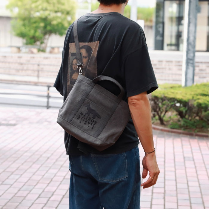 メゾンキツネ バッグ MAISON KITSUNE プロフィール フォックス スモール トー ト PROFILE FOX SMALL TOTE BAG ウォッシュブラック Washed black 2026秋冬新作【mrubt13wd4032】