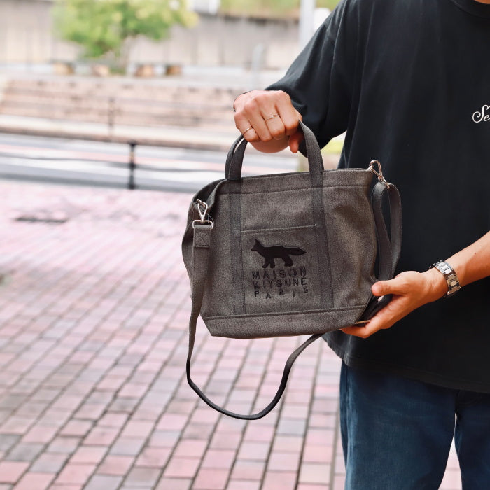 メゾンキツネ バッグ MAISON KITSUNE プロフィール フォックス スモール トー ト PROFILE FOX SMALL TOTE BAG ウォッシュブラック Washed black 2026秋冬新作【mrubt13wd4032】