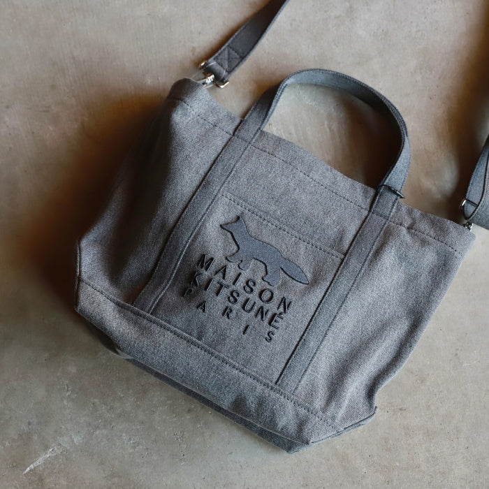 メゾンキツネ バッグ MAISON KITSUNE プロフィール フォックス スモール トー ト PROFILE FOX SMALL TOTE BAG ウォッシュブラック Washed black 2026秋冬新作【mrubt13wd4032】