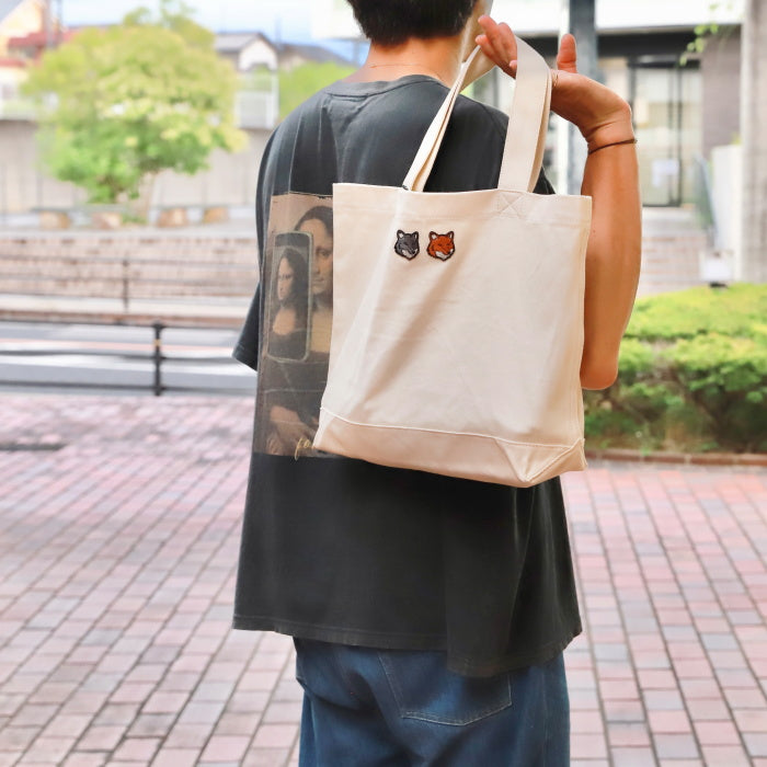 メゾンキツネ バッグ トート MAISON KITSUNE ダブル フォックスヘッド トート DOUBLE FOX HEAD PATCH TOTE BAG アントラシート/エクリュ 2026秋冬新作【mrubt23ww0096】